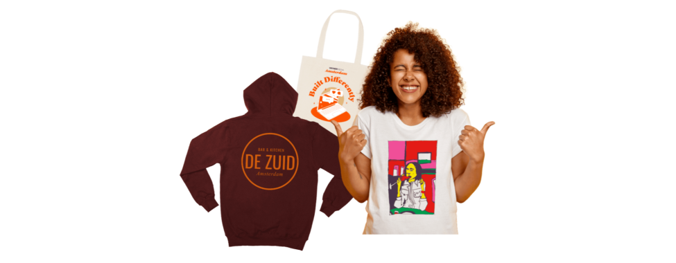 vrouw blij met bedrukte shirt